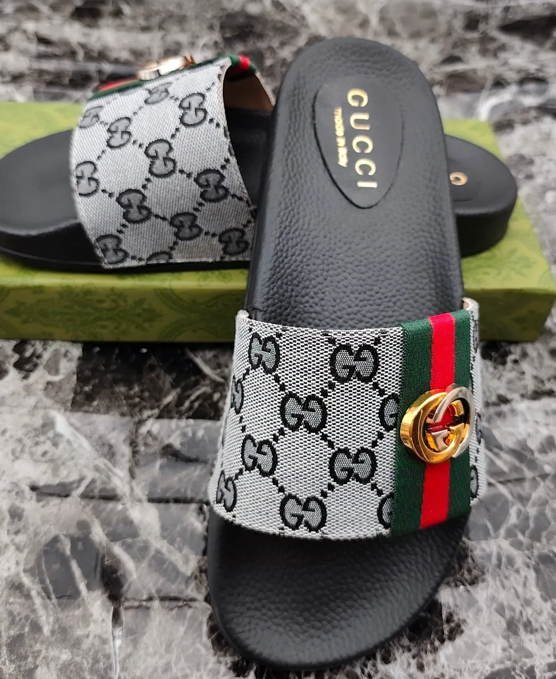 👟👟Ex-factory price 260👟👟 (available all year round), same style for men and women, size 35--48. Couple style🎗Louis Vuitton "LV" slippers, a much-anticipated one, so beautiful that it will melt your hearts❤! It is simply a masterpiece of extraordinary craftsmanship. It is a must-have for everyone. It is made by open mold. It feels Q-bounce and super soft on the feet. It is super delicate on the feet. It is an exclusive model. There are many layouts, so there is always one you like🎉🎉